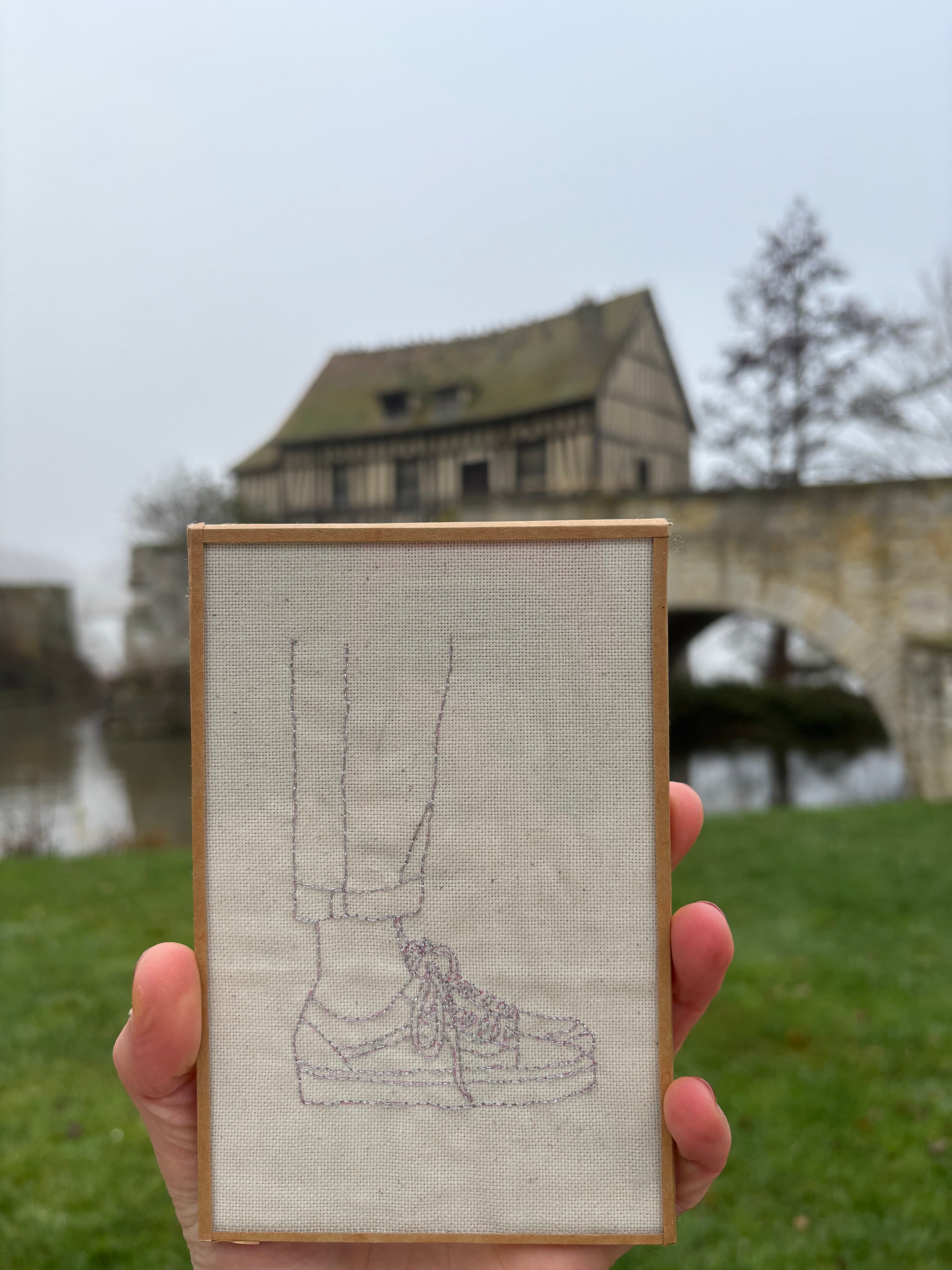 Les Vernonnaises - broderie sneakers encadré